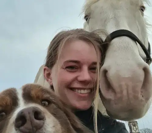 Maike Höffkens mit pferd und hund