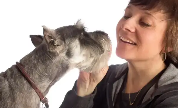 eine frau streichelt einen hund
